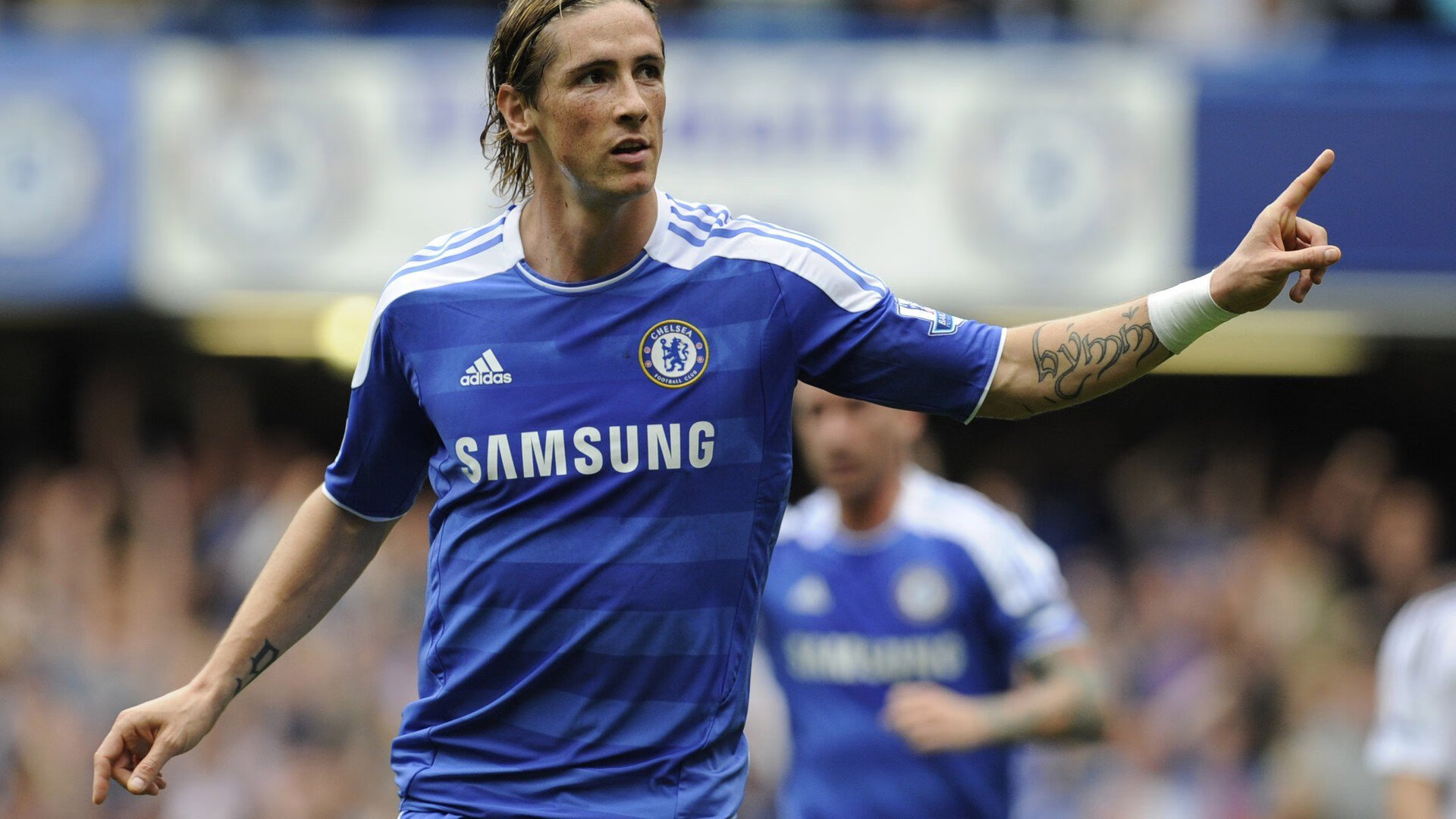 欧洲杯赛场风云激荡，德国队力克丹麦队，羽坛辛杜刷新纪录双星闪耀