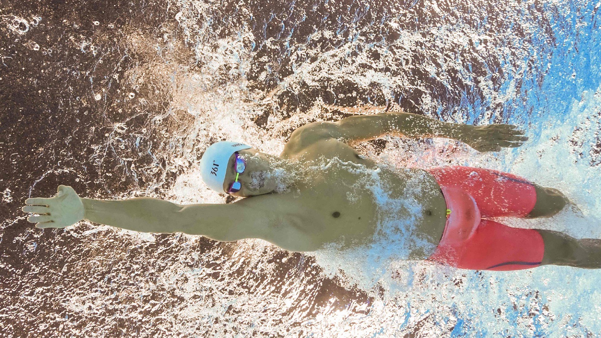 赛道上的红色闪电，塞恩斯统治全场，梅赛德斯绝杀迈凯伦